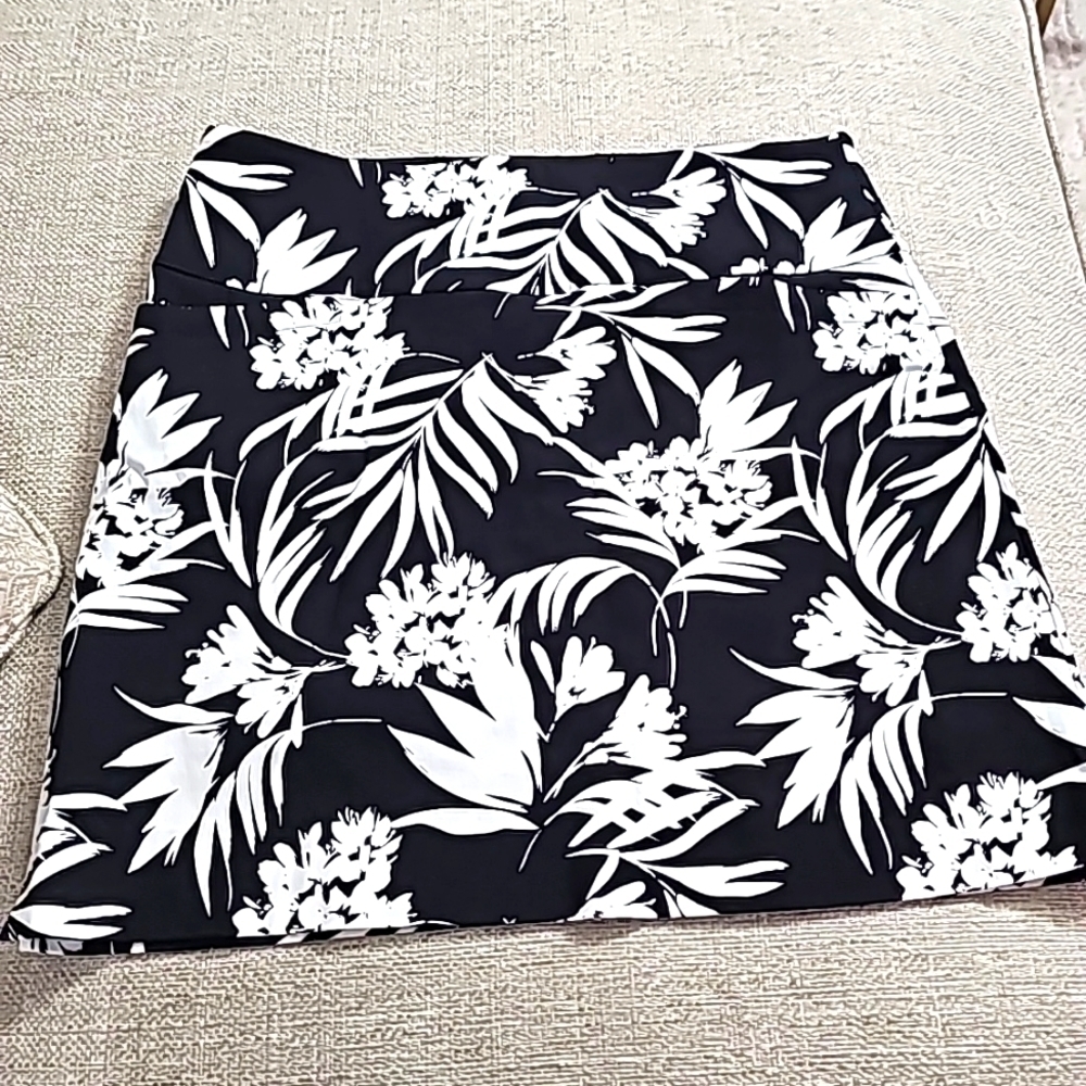 S.C.& CO. GOLF/SPORTS SKIRT BLK WHT FLORAL DESIGN SZ MED